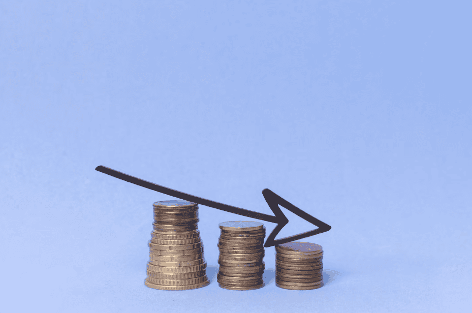 Pilhas de moedas decrescentes com seta apontando para baixo