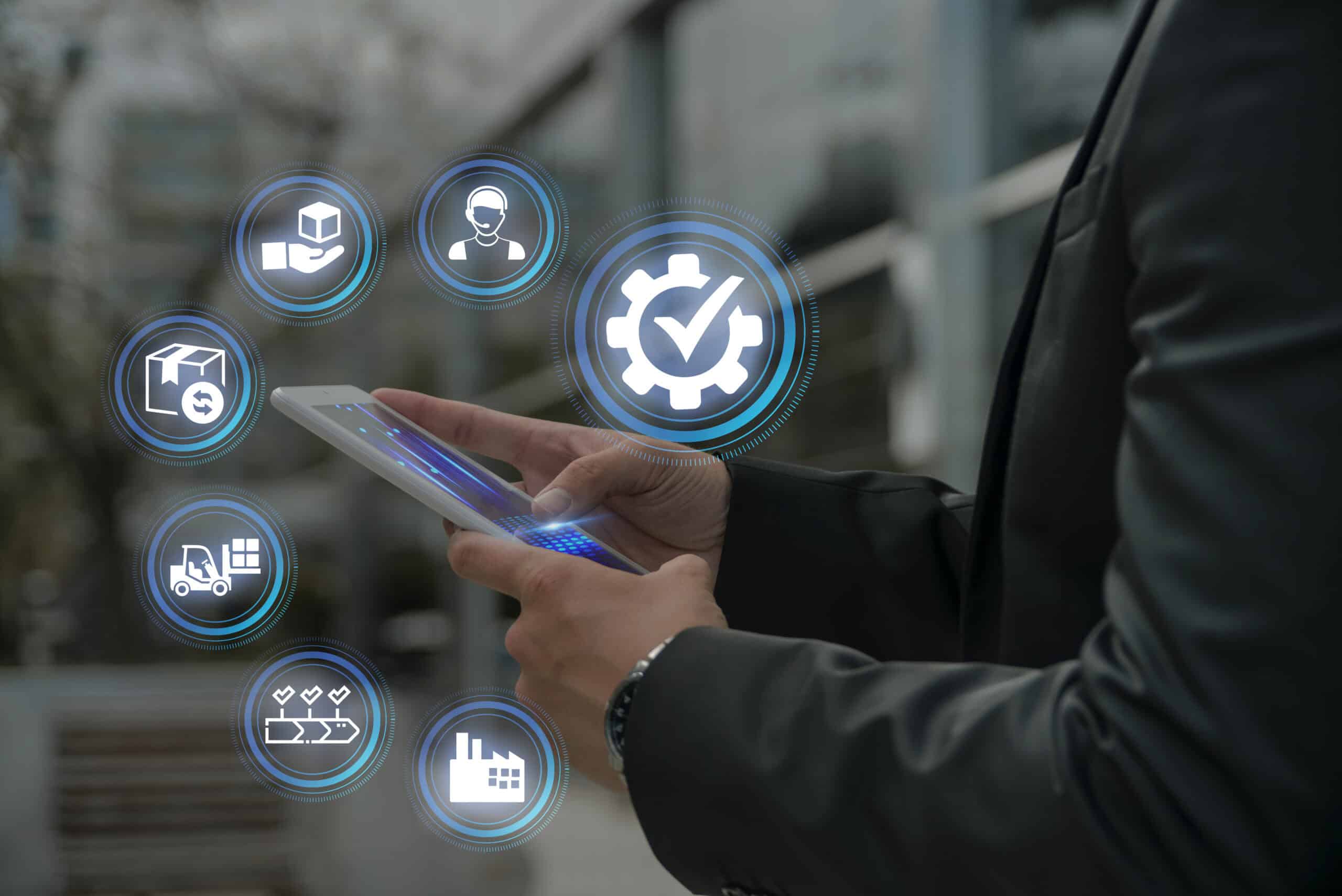 Profissional usando tablet com &iacute;cones de controle de qualidade e processos