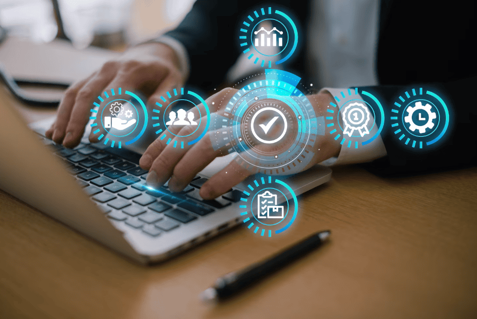 Pessoa digitando em notebook com ícones de gestão e qualidade de serviços sobrepostos