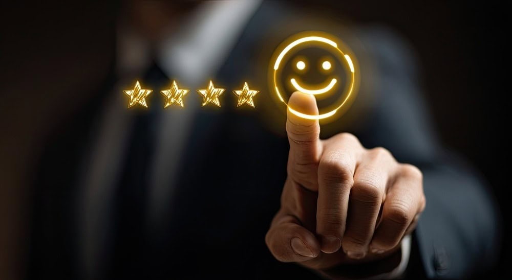 Homem de terno tocando ícone de rosto sorridente com cinco estrelas de avaliação