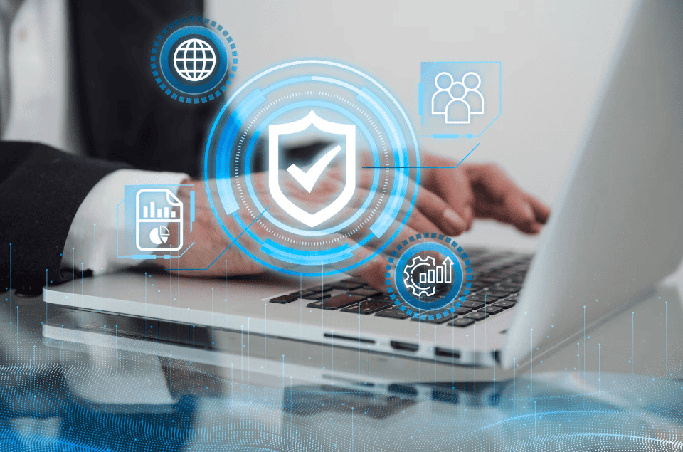 Pessoa usando laptop com ícones de segurança digital e escudo de proteção de dados